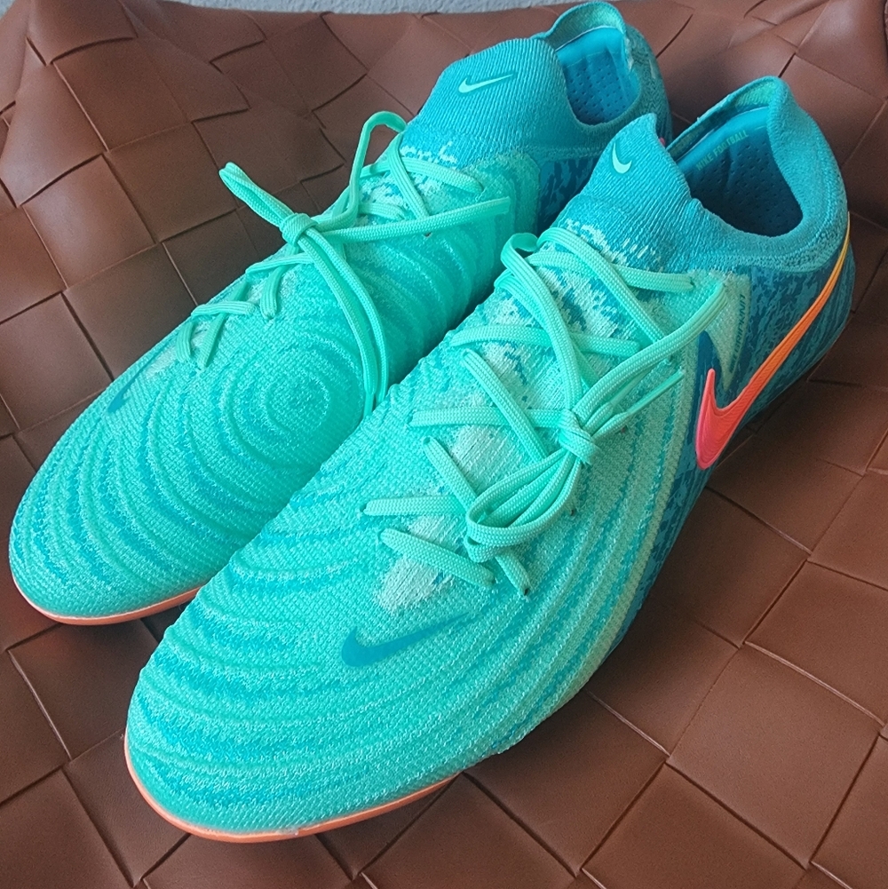 Nike Phantom GX 2 Elite SG Pro Soccer Cleats